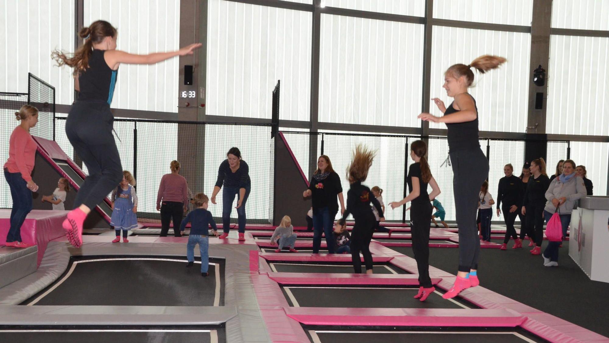 Jugendliche hüpfen im Sprung.Raum in Troisdorf auf Trampolinen.
