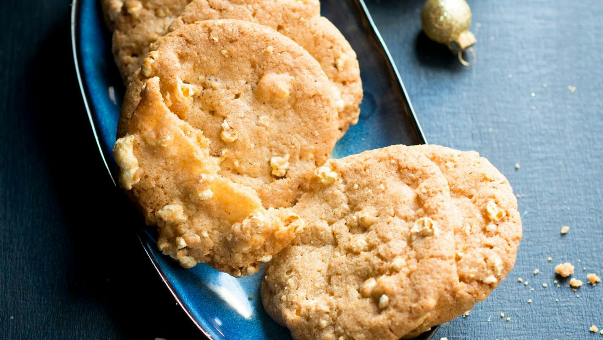 Popcorn-Kekse liegen in einer blauen Schale sehr schmackhaft angerichtet