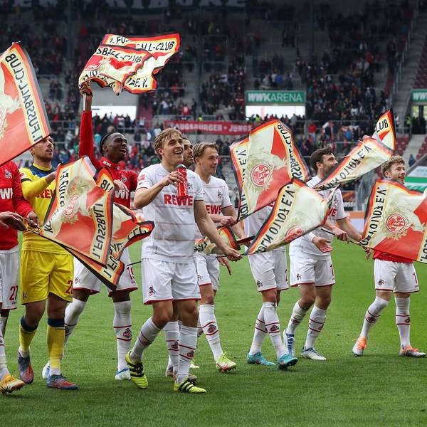 FC-Spieler mit Fahnen