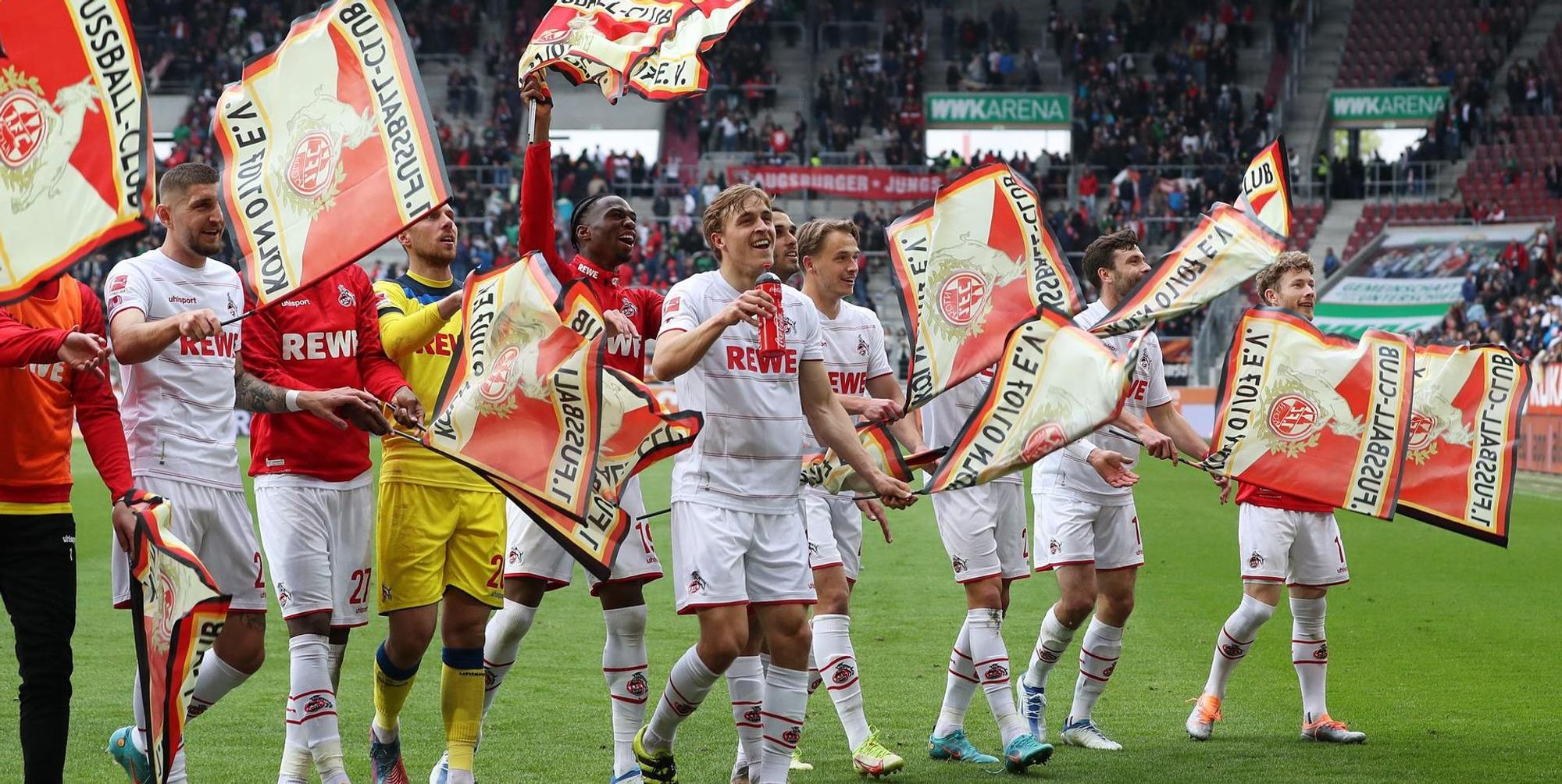 FC-Spieler mit Fahnen