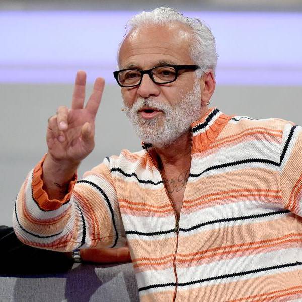 Nino de Angelo macht Peace-Zeichen.