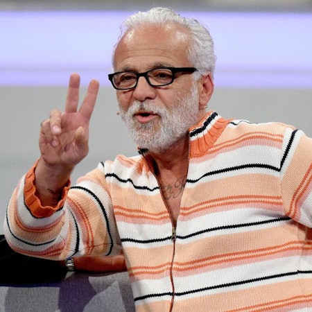 Nino de Angelo macht Peace-Zeichen.