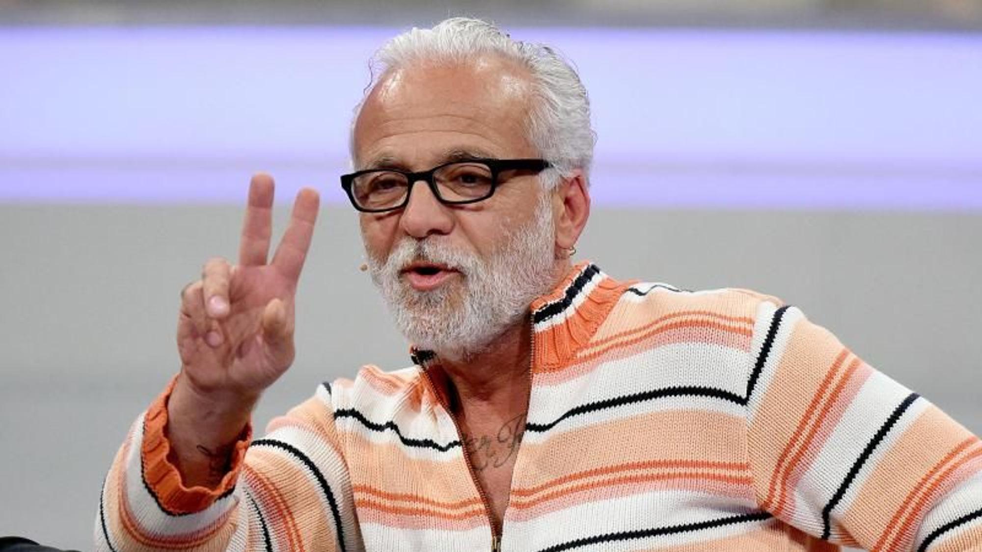 Nino de Angelo macht Peace-Zeichen.