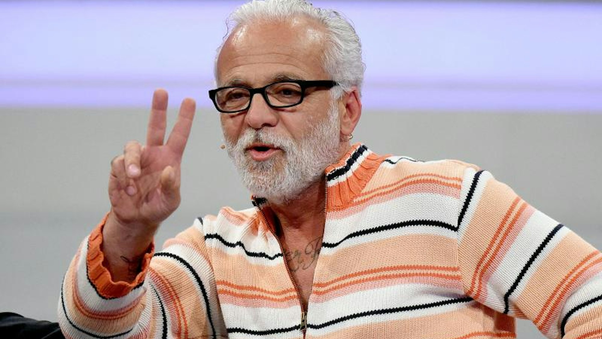 Nino de Angelo macht Peace-Zeichen.