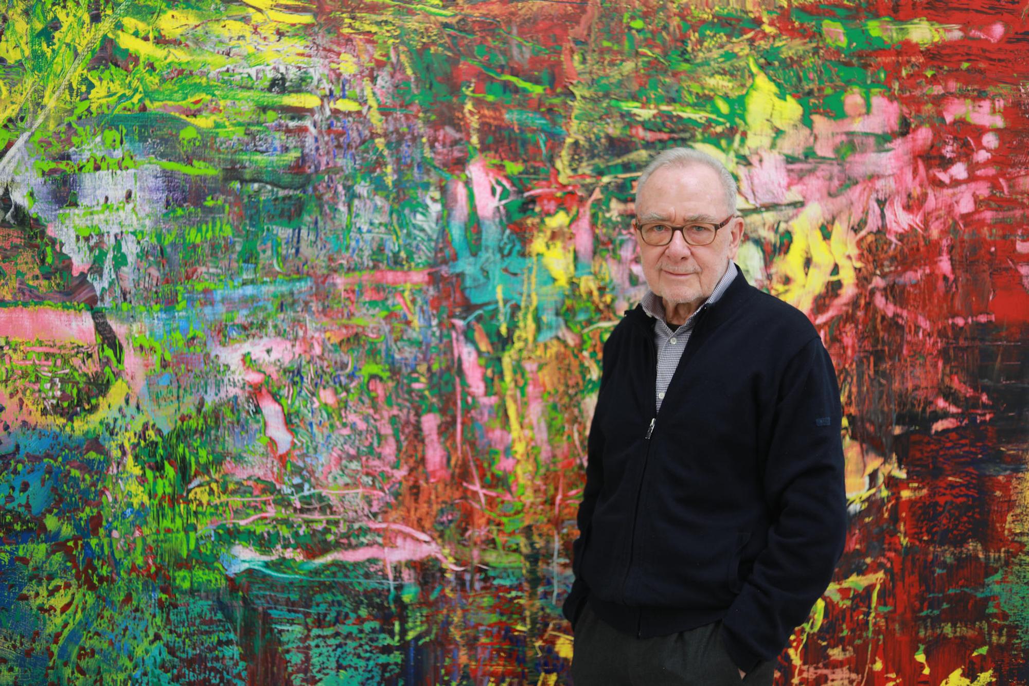 Gerhard Richter vor Gemälde