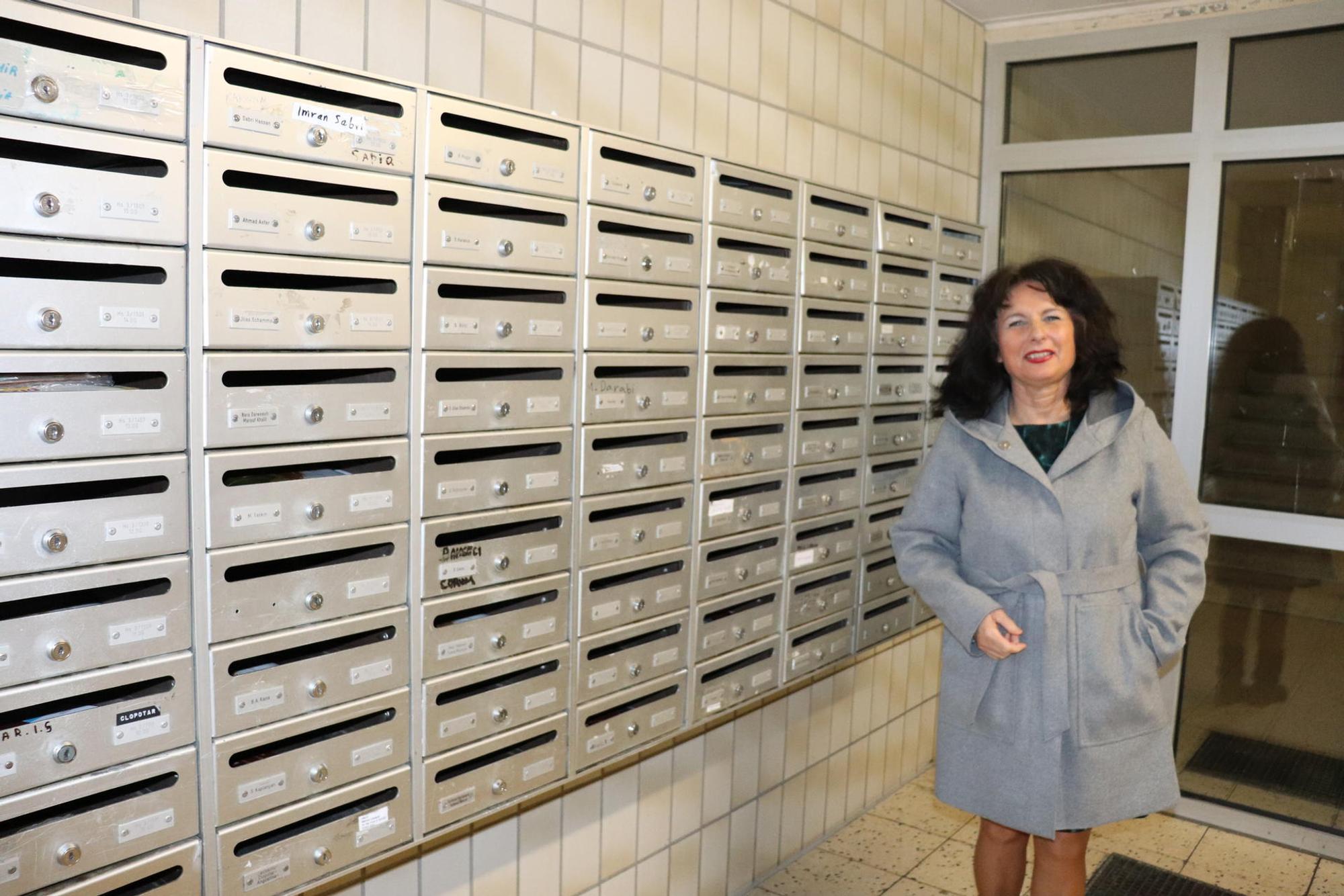 Sylvia Fuso vor den Briefkästen in Haus 3
