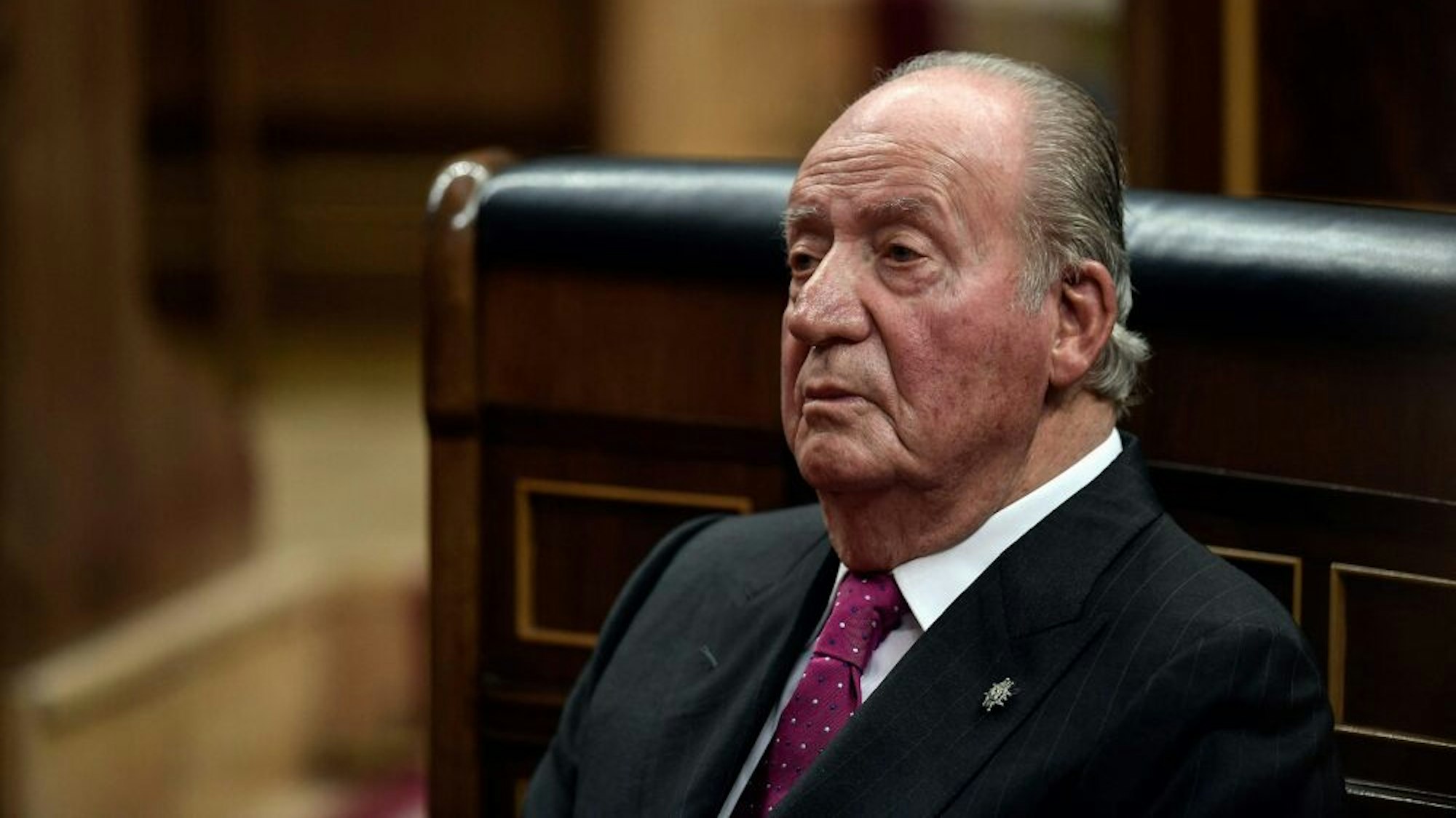 Alt-König Juan Carlos schaut ernst.