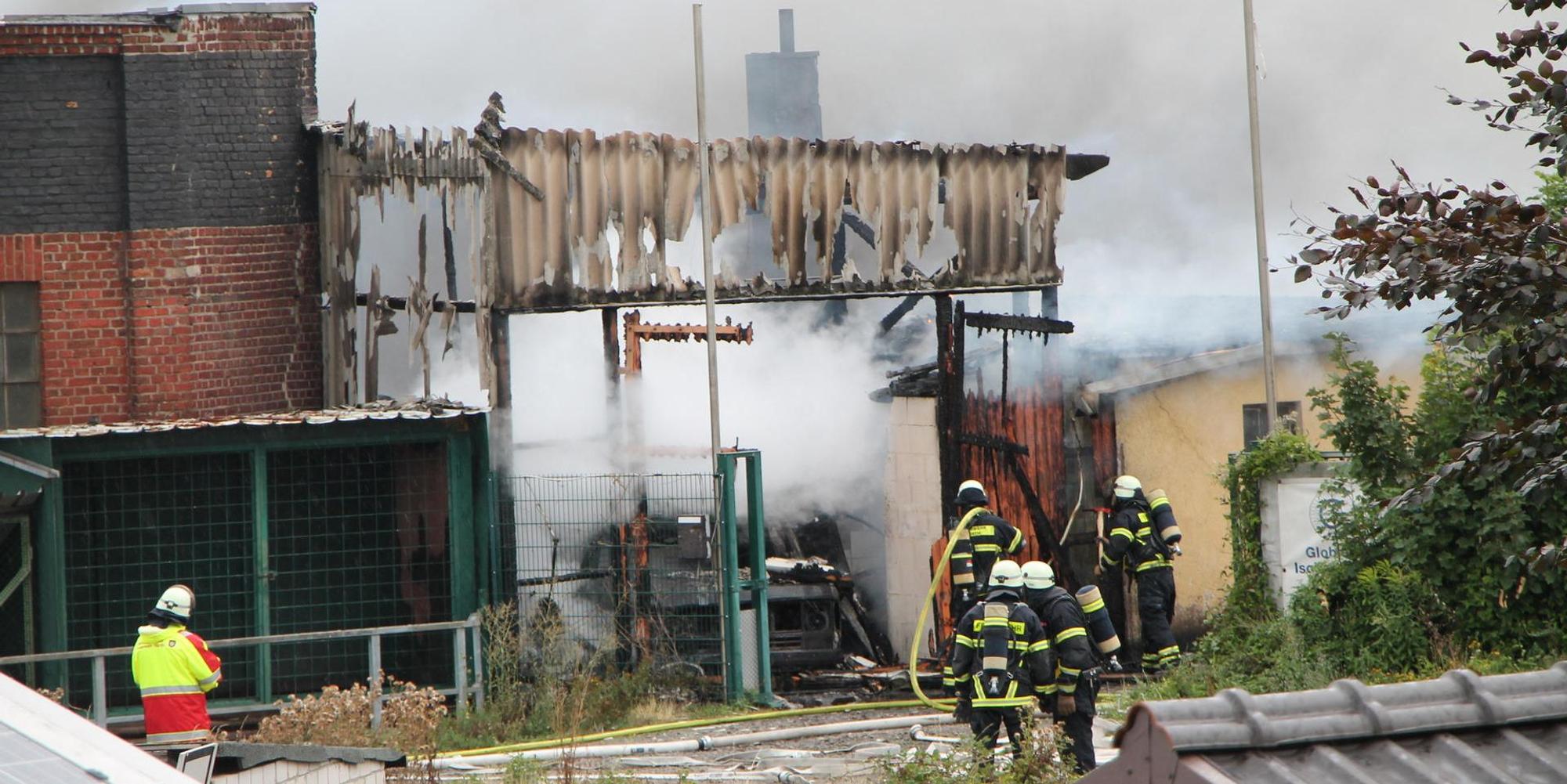 Feuer in Lagerhalle in Hürth