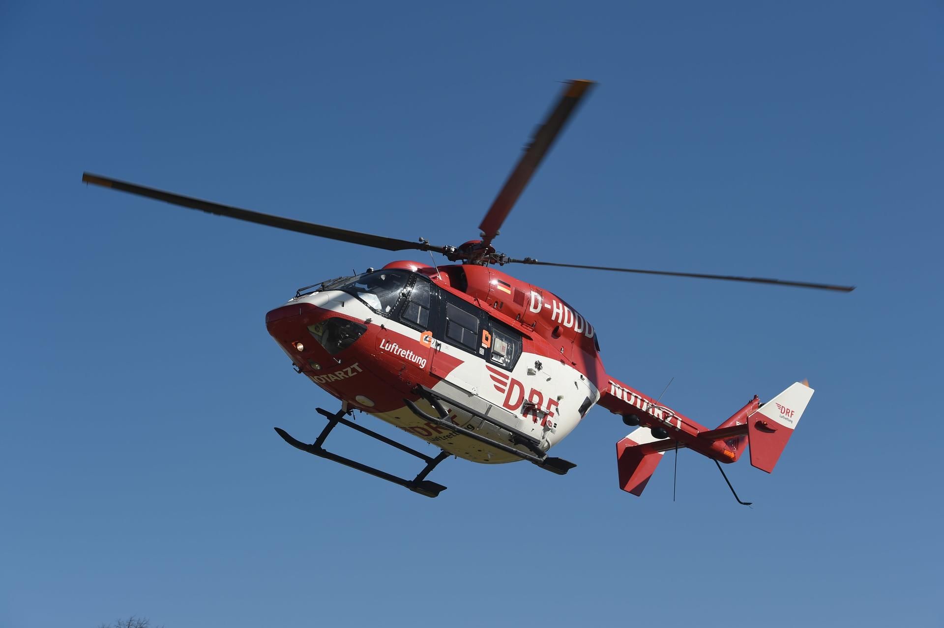 Rettungshubschrauber Mann brennt Gießkanne