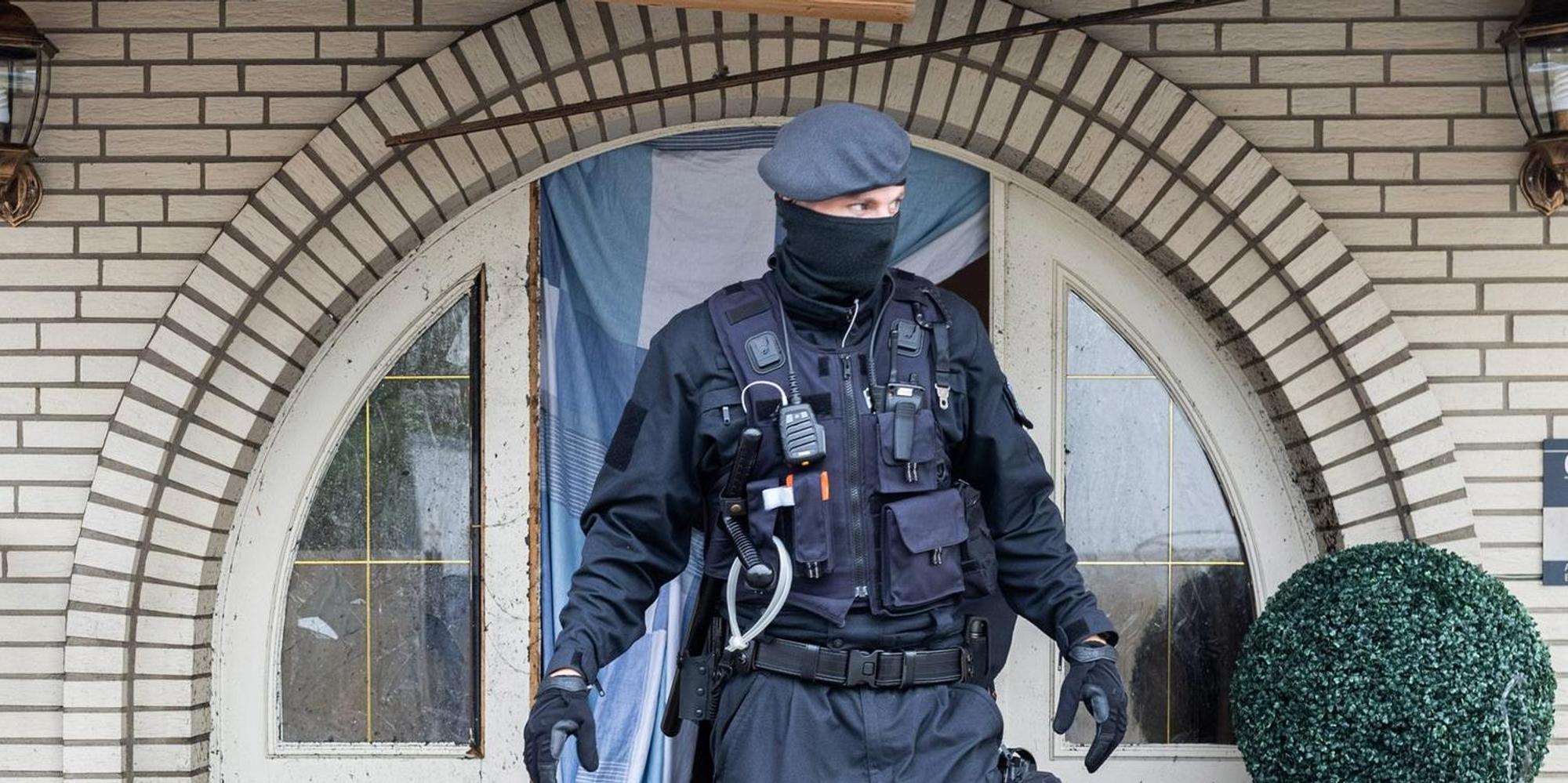 Polizst vor Clan-Tür