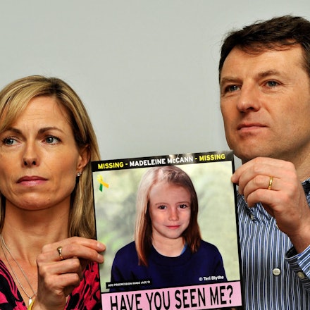 Die Eltern von Maddie, Kate und Gerry McCann, zeigen 2012 bei einem Suchaufruf ein Bild, auf dem Madeleine McCann digital gealtert wurde.
