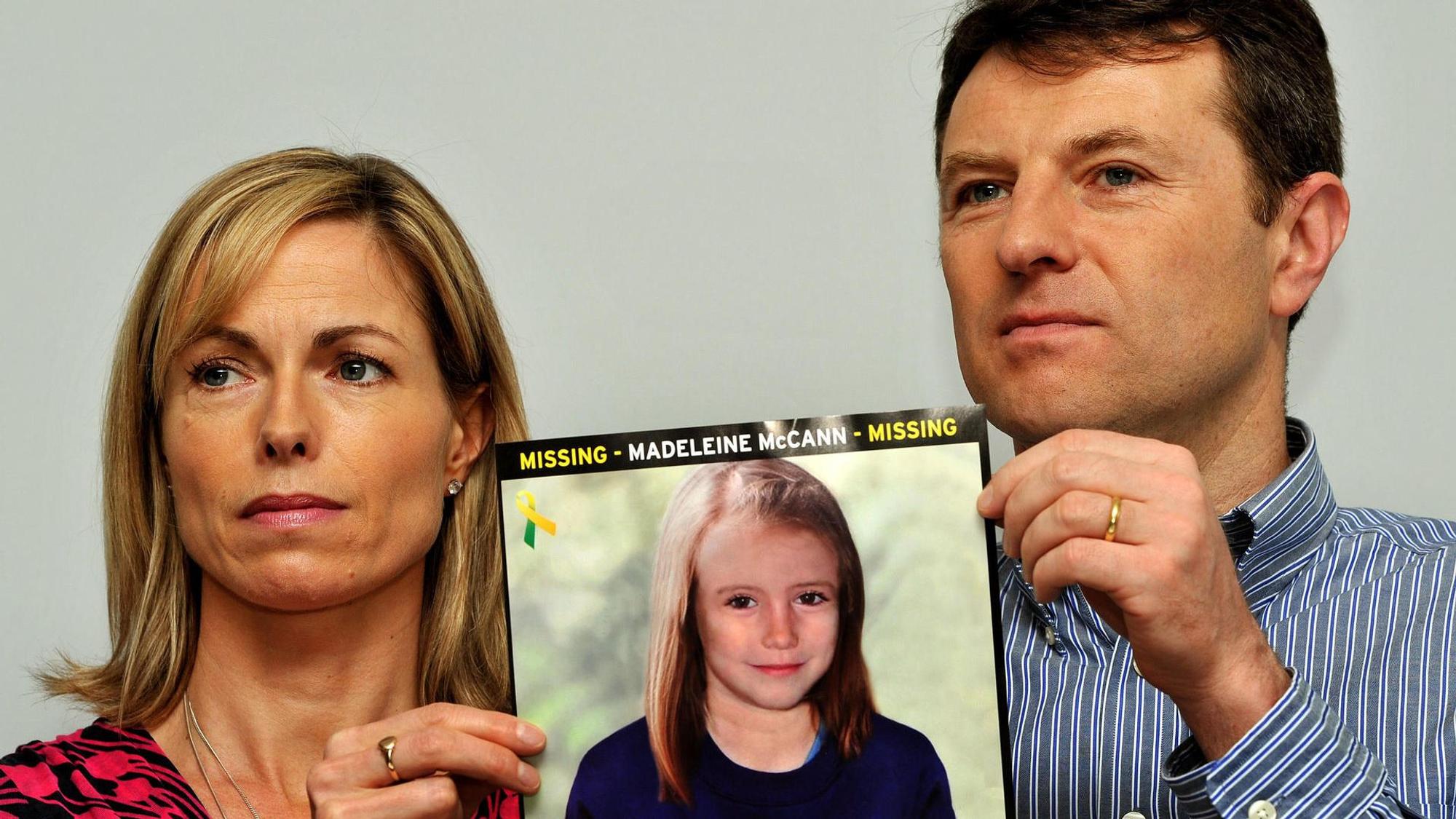 Die Eltern von Madeleine „Maddie“ McCann halten eine Suchmeldung hoch.