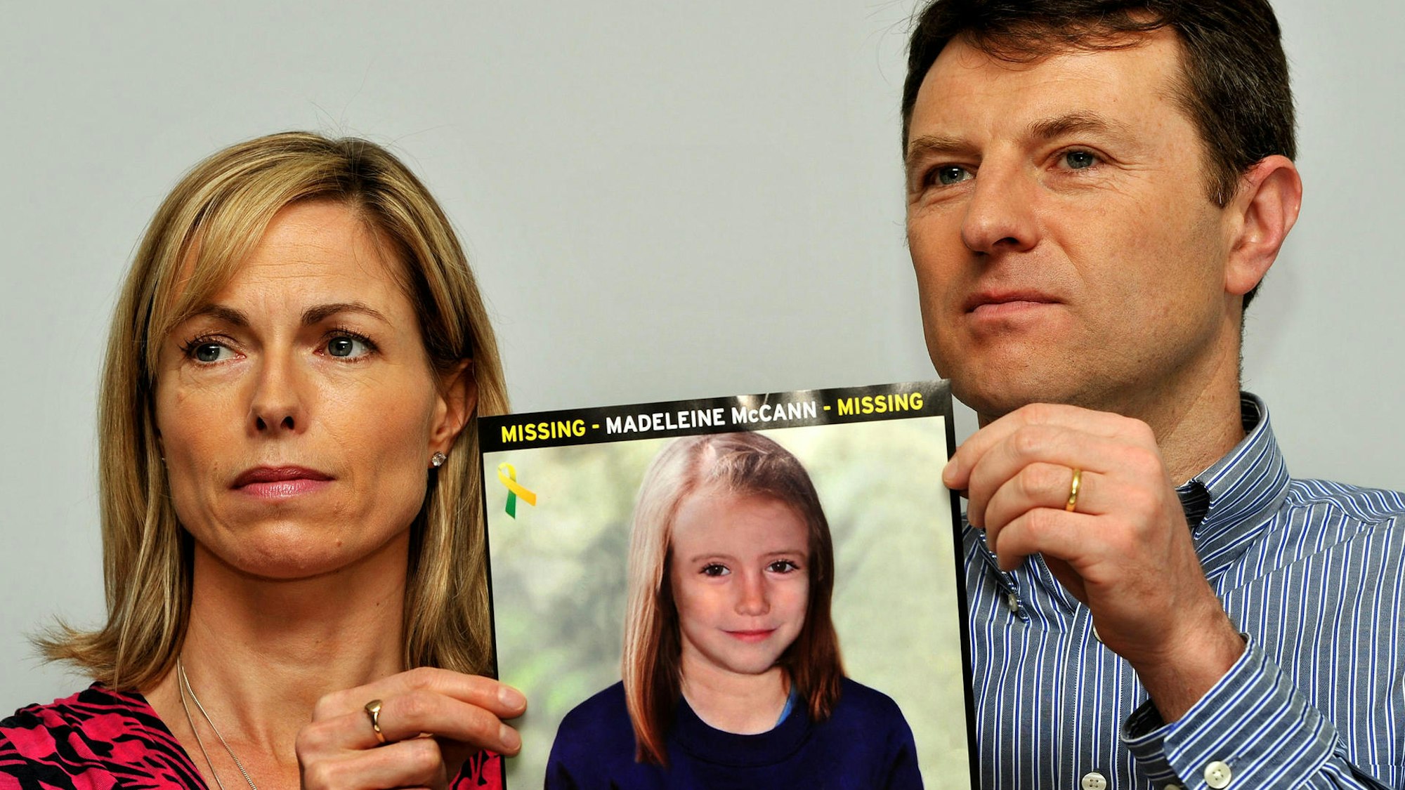 Die Eltern von Maddie, Kate und Gerry McCann, zeigen 2012 bei einem Suchaufruf ein Bild, auf dem Madeleine McCann digital gealtert wurde.