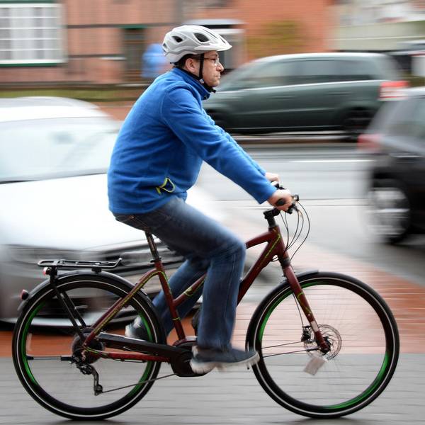 Mann_auf_Elektrofahrrad E-Bike Symbolbild dpa