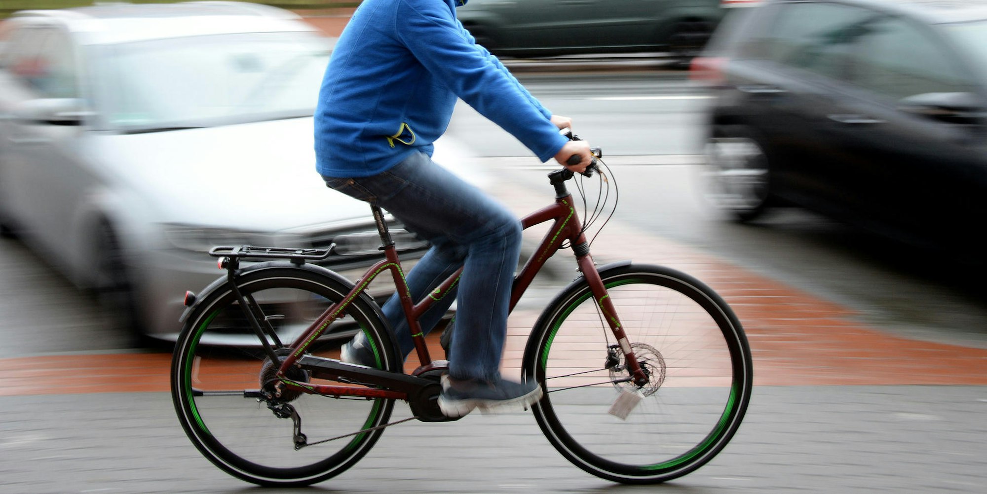 Mann_auf_Elektrofahrrad E-Bike Symbolbild dpa