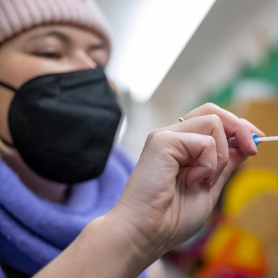 Kind Lolli-Test Symbolbild