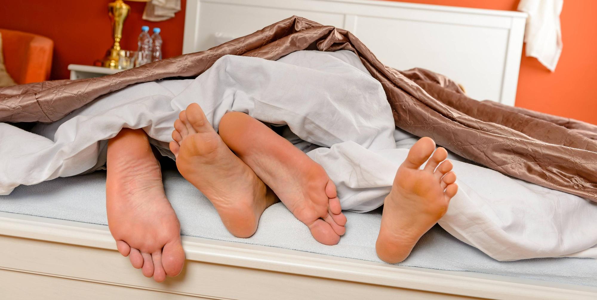 paar_bett_hotel_imago