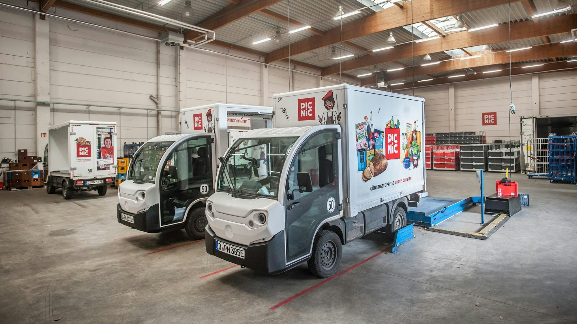Blick ins Fahrzeuglager von Picnic an der Olof-Palme-Straße in Leverkusen-Wiesdorf.