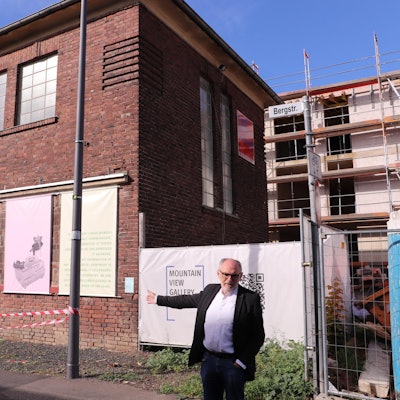 Heufelder vor der Mountain View Gallery in der Bergstrasse