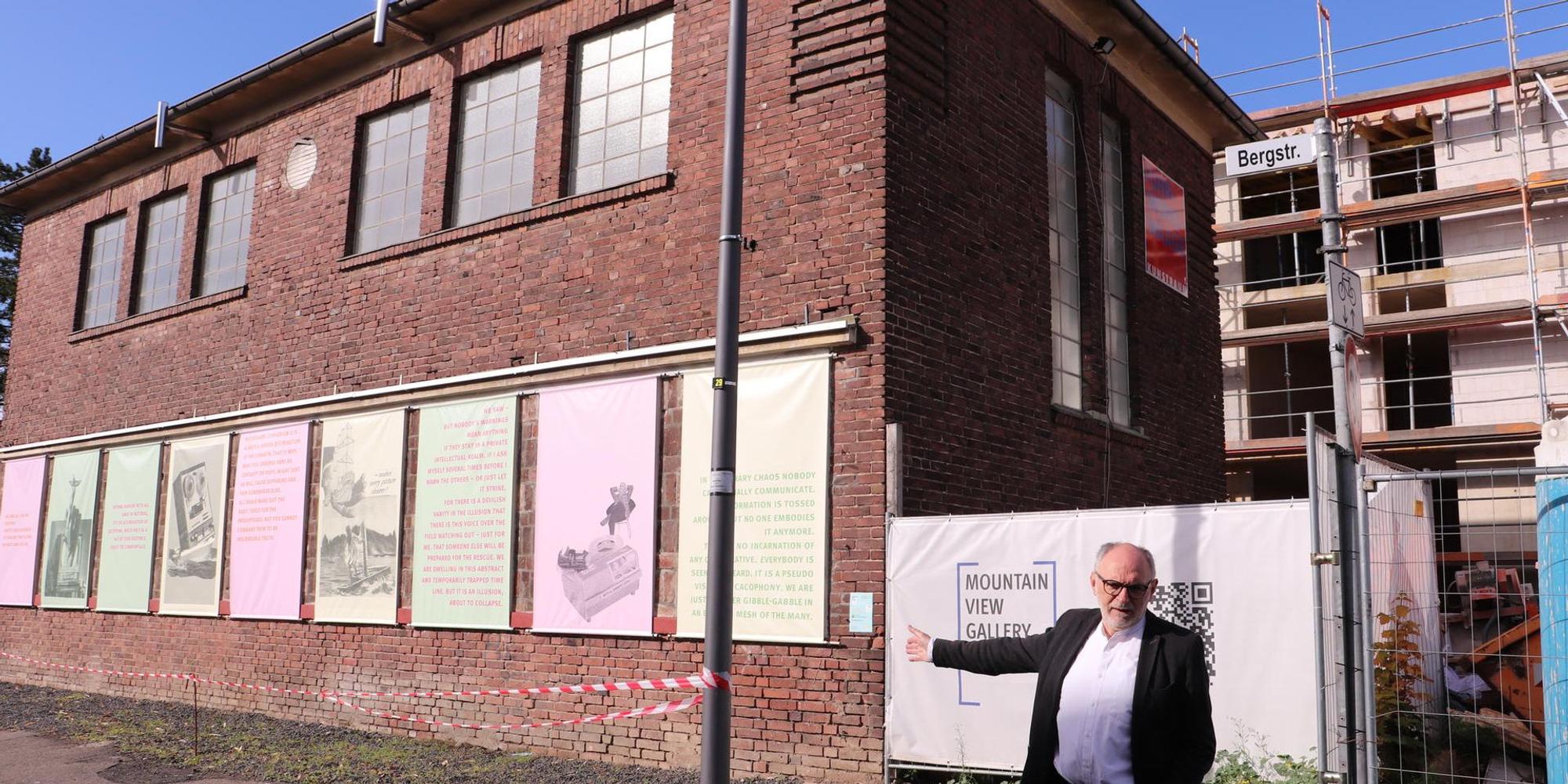 Heufelder vor der Mountain View Gallery in der Bergstrasse