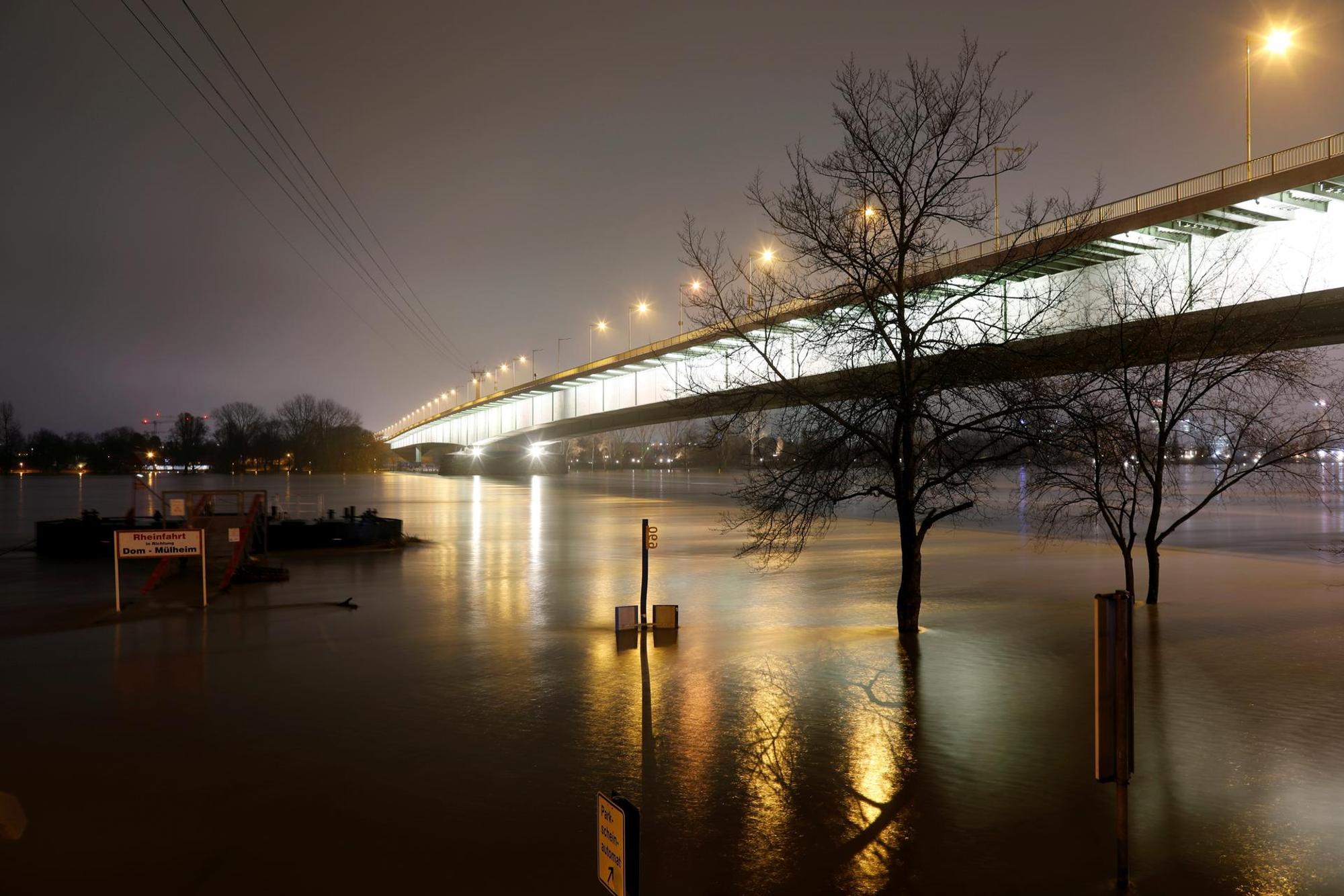 Hochwasser Zoobrücke KRASNIQI