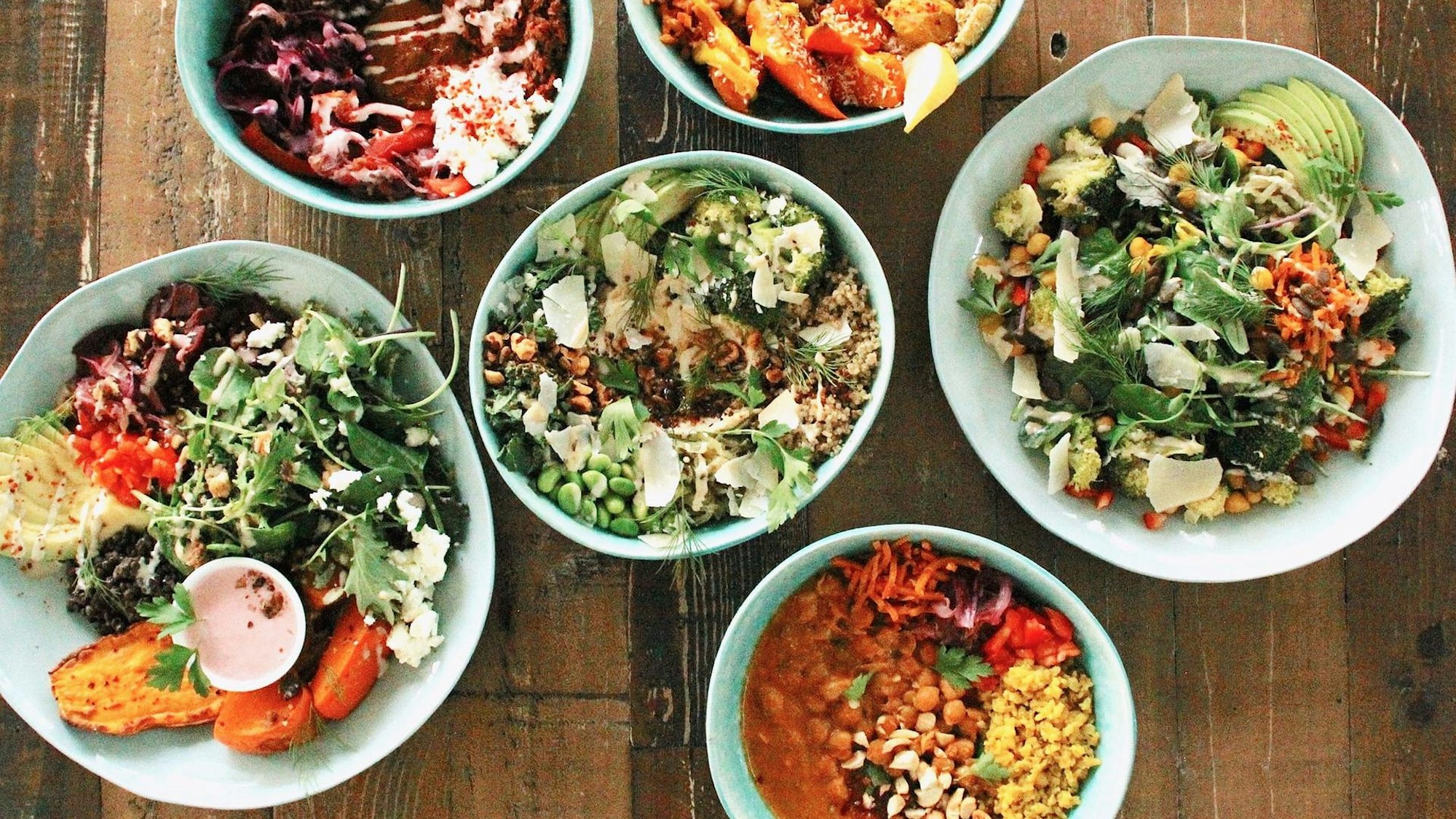 Vegetarische Gerichte auf einem Tisch.