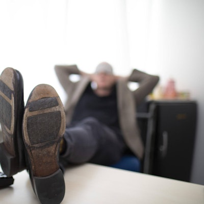 Faullenzen im Büro imago