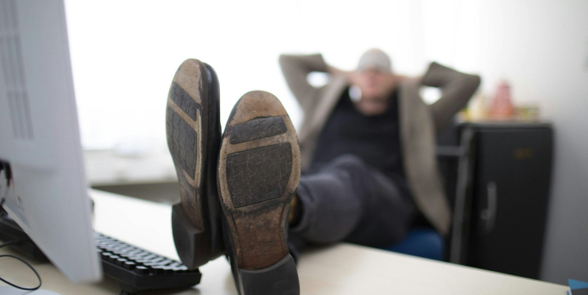 Faullenzen im Büro imago