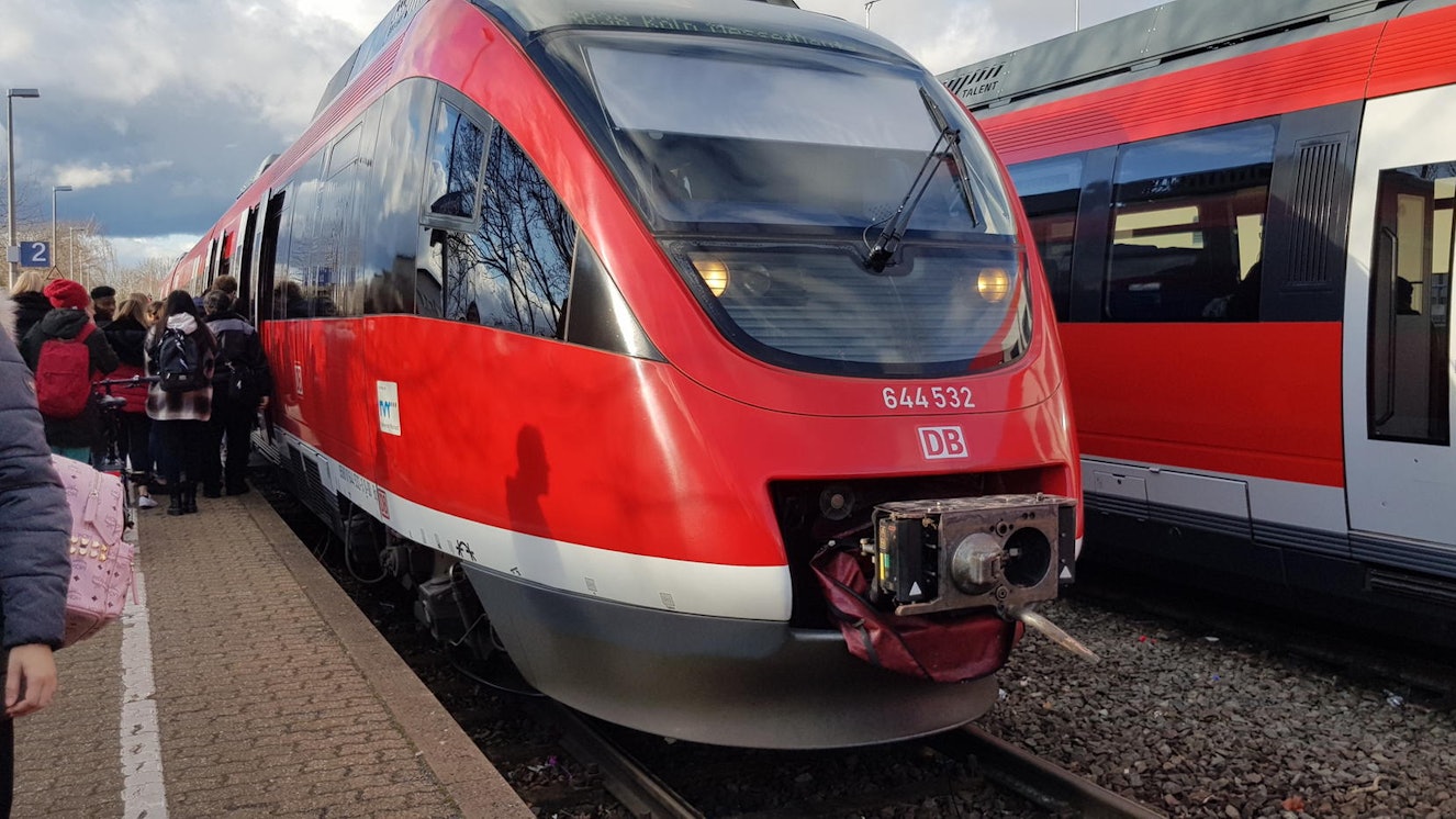 Zwei Züge der RB38 auf dem Gleis.