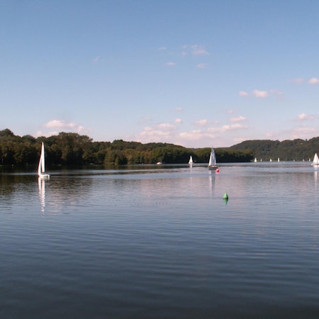von Dickbauch- Wikicommons Baldeneysee_Segler_2_db