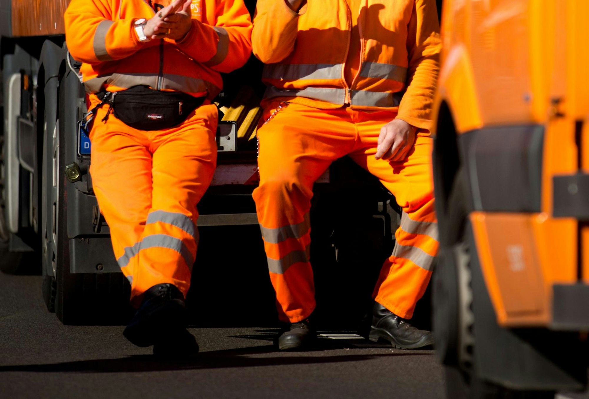 Müllmänner müllwagen symbol sonnig