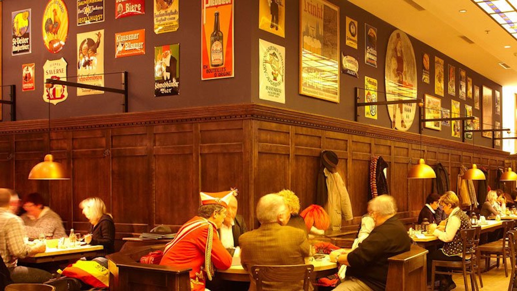 Gefüllter Gastraum der Brauerei Gaffel am Dom in Köln.