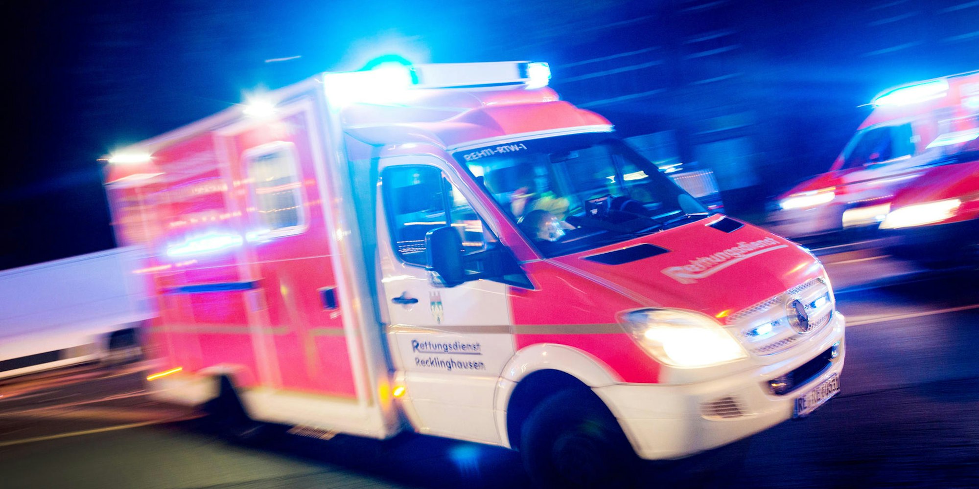 Krankenwagen Blaulicht Symbolbild 5