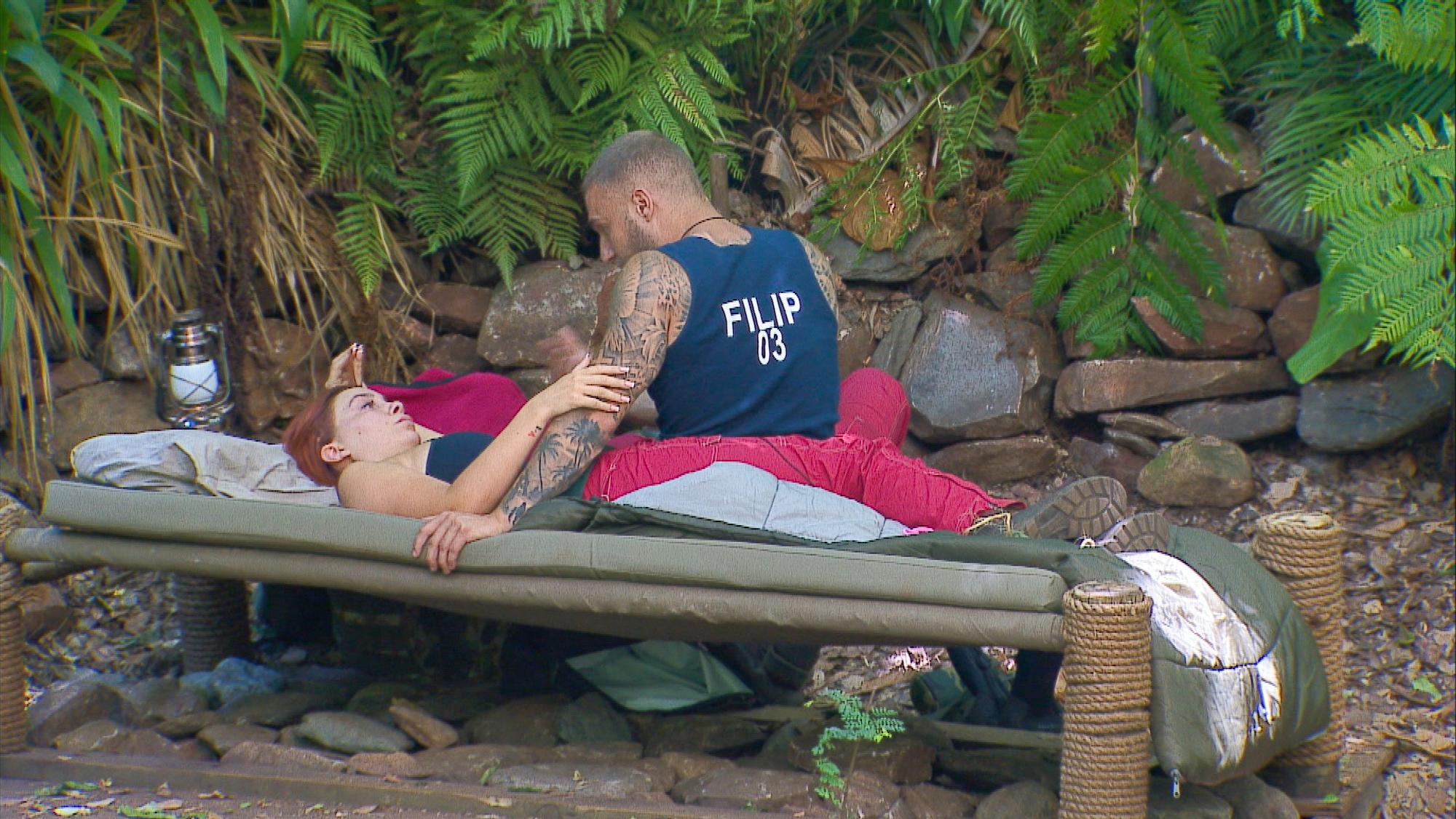 Tara Tabitha und Filip Pavlović gehen im Dschungelcamp auf Tuchfühlung.