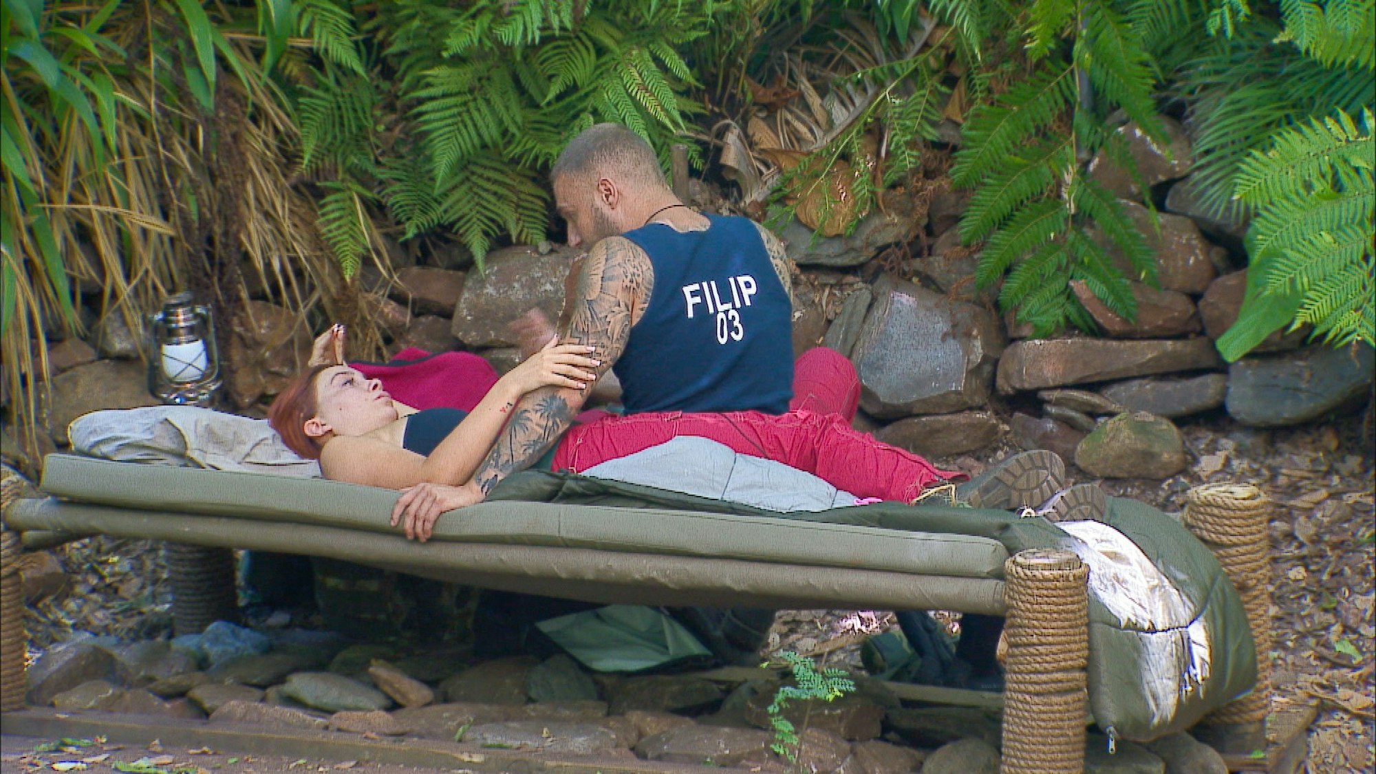 Tara Tabitha und Filip Pavlović gehen im Dschungelcamp auf Tuchfühlung.