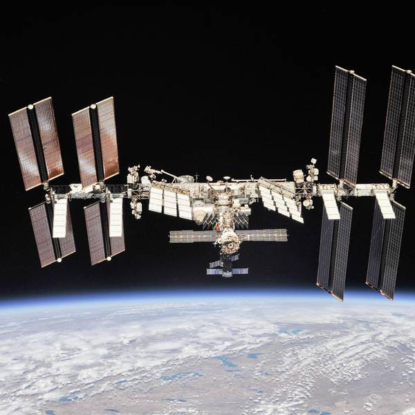 ISS schwebt über Erde 230422