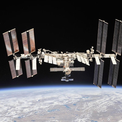 ISS schwebt über Erde 230422