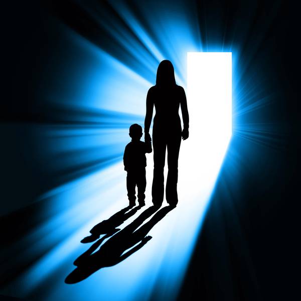 Die Silhouette einer Frau, die ein Kind an der Hand hält