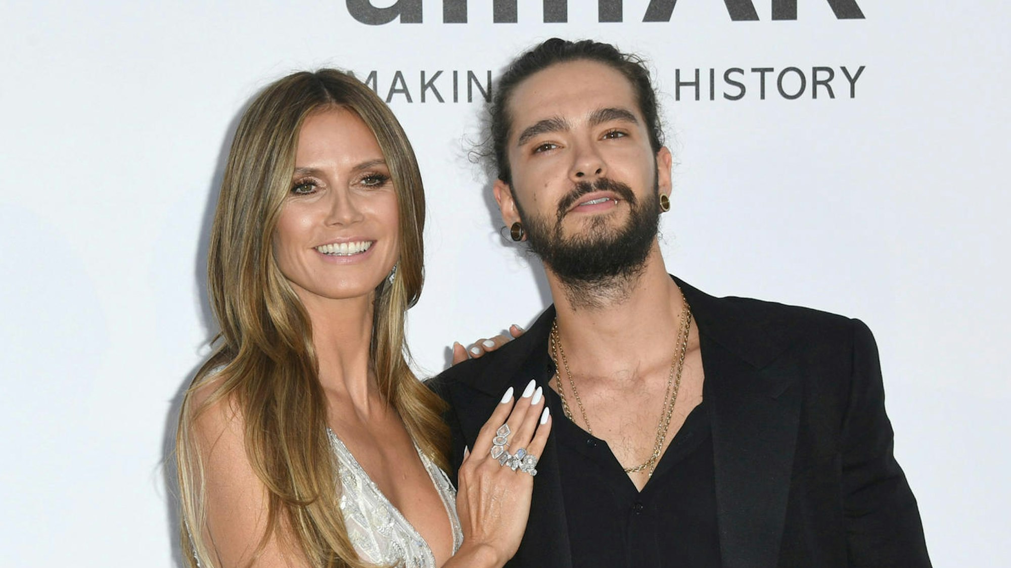 Heidi Klum und Tom Kaulitz posieren für Fotografen.