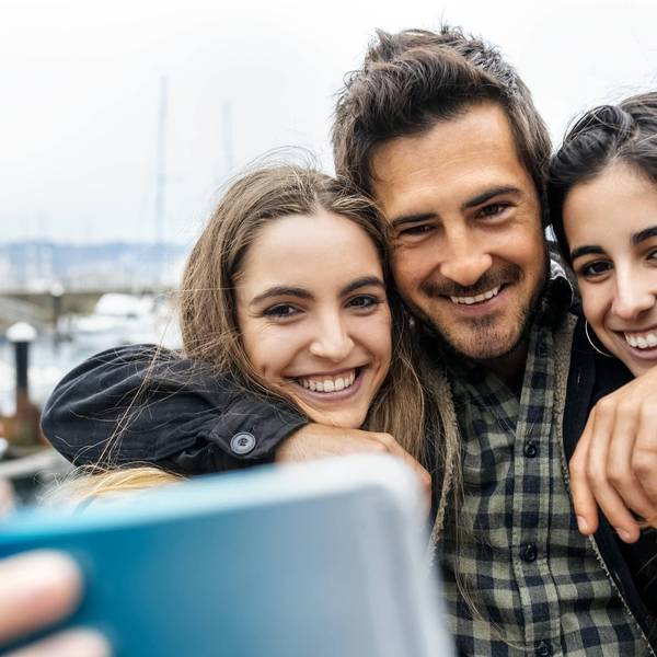 Drei Freunde schießen ein Erinnerungsselfie
