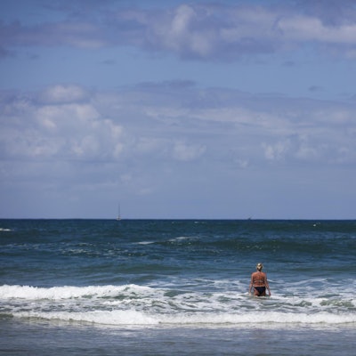 Frau geht im Meer schwimmen