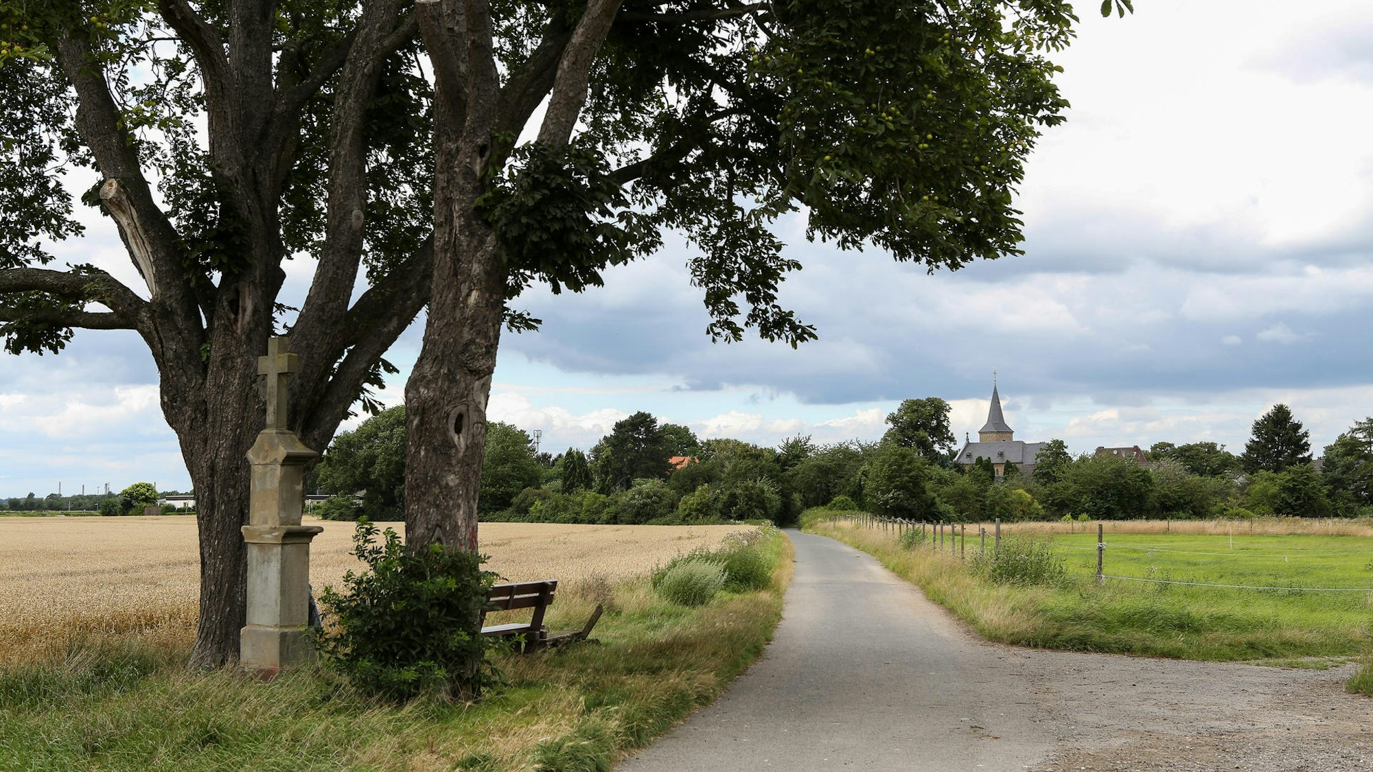 Ein Wegekreuz bei Libur auf einem sehr idyllischen Feldweg
