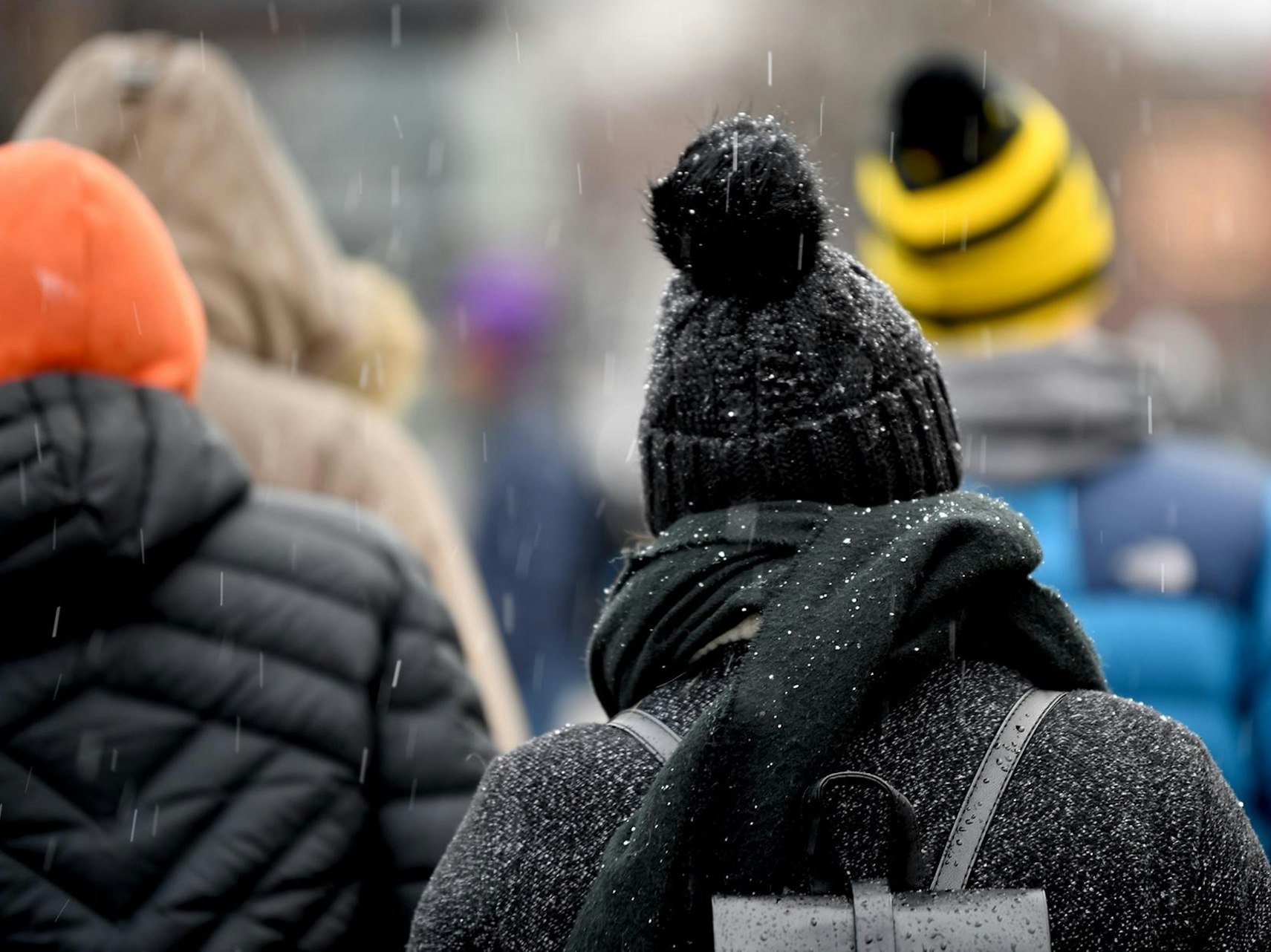 Menschen mit Müzen im winter