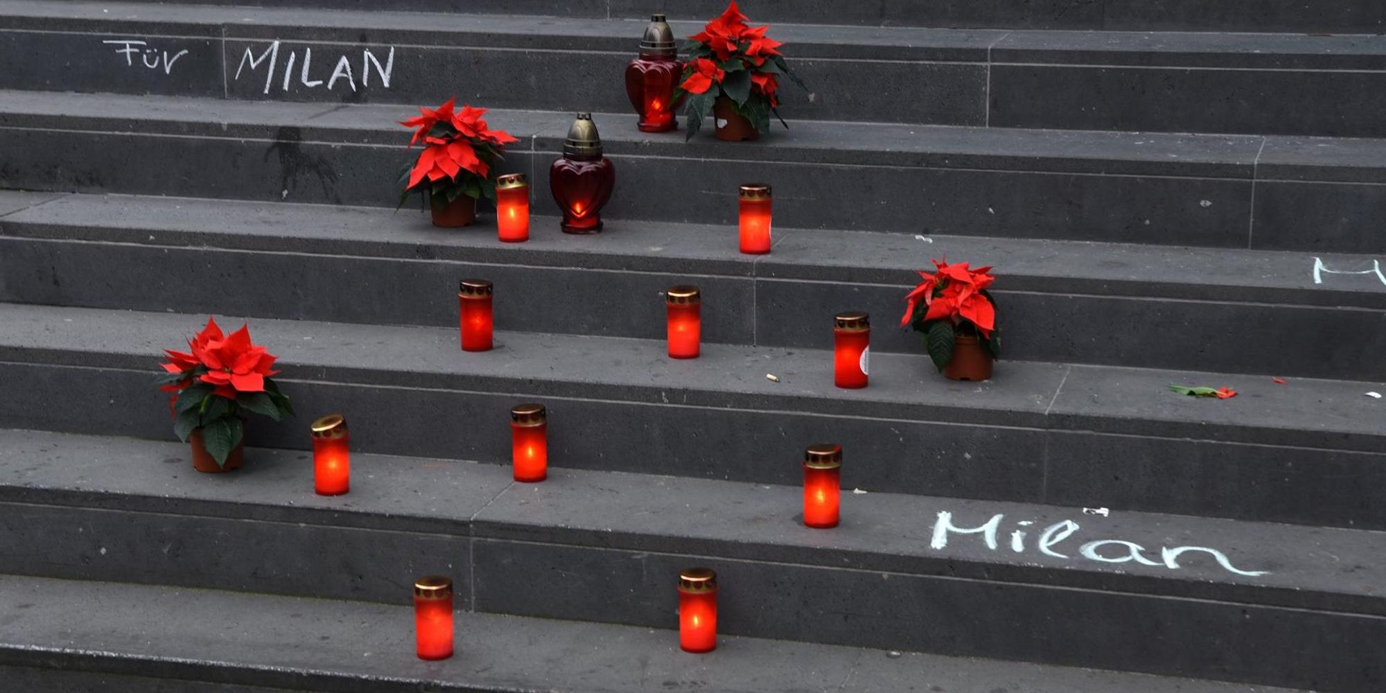 Kerzen und Blumen auf einer Treppe.