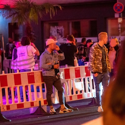 Schaafenstraße Feiernde Baken gepixelt