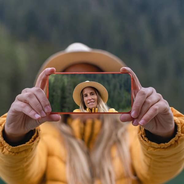 Influencerin Symbolbild IMAGO