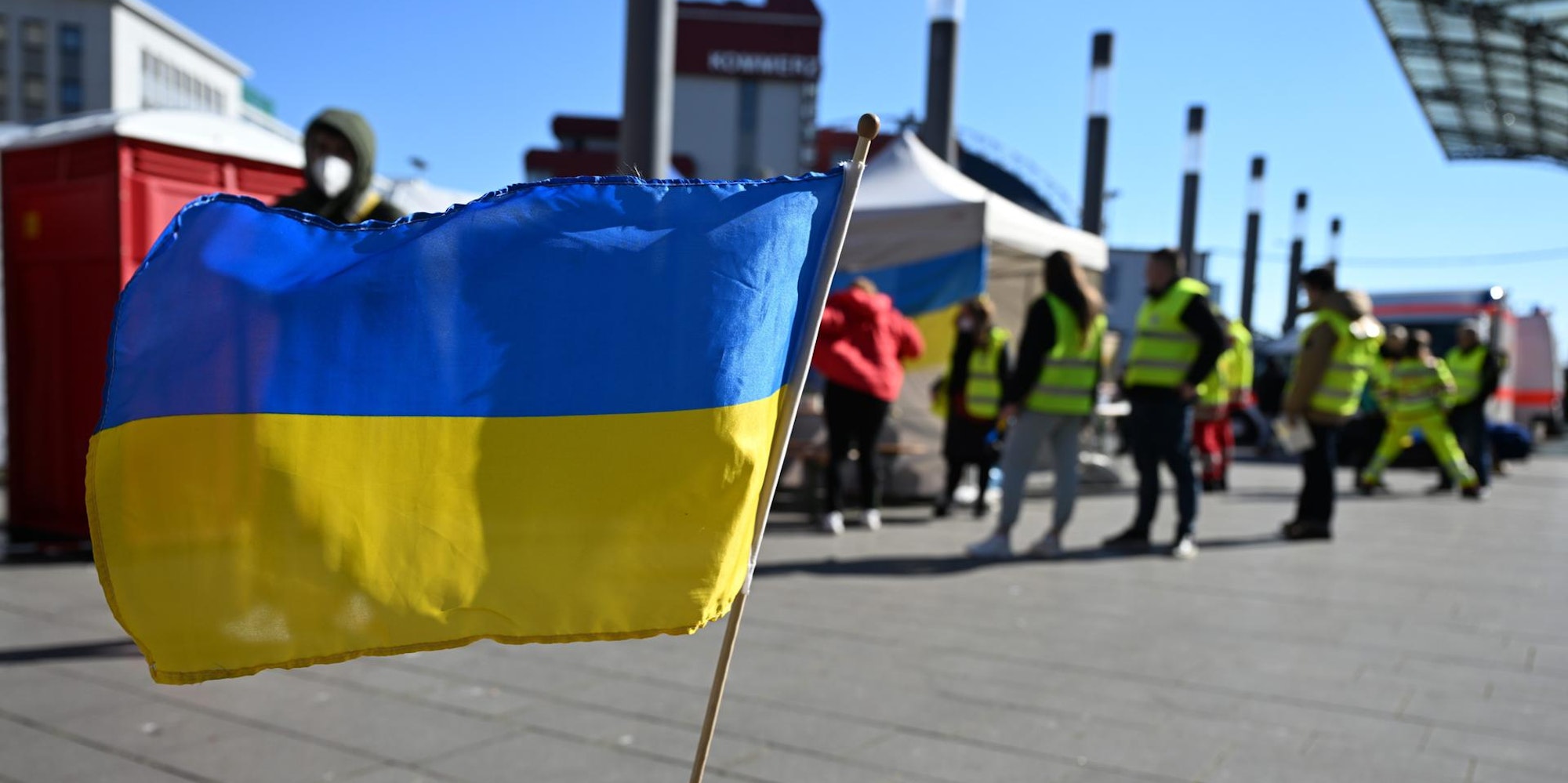 Helfer warten auf Flüchtlinge