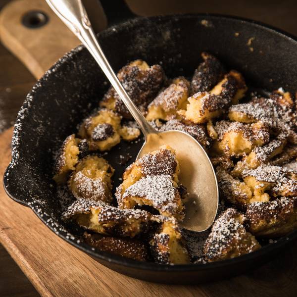 kaiserschmarrn in schwarzer bowl