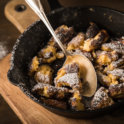 kaiserschmarrn in schwarzer bowl