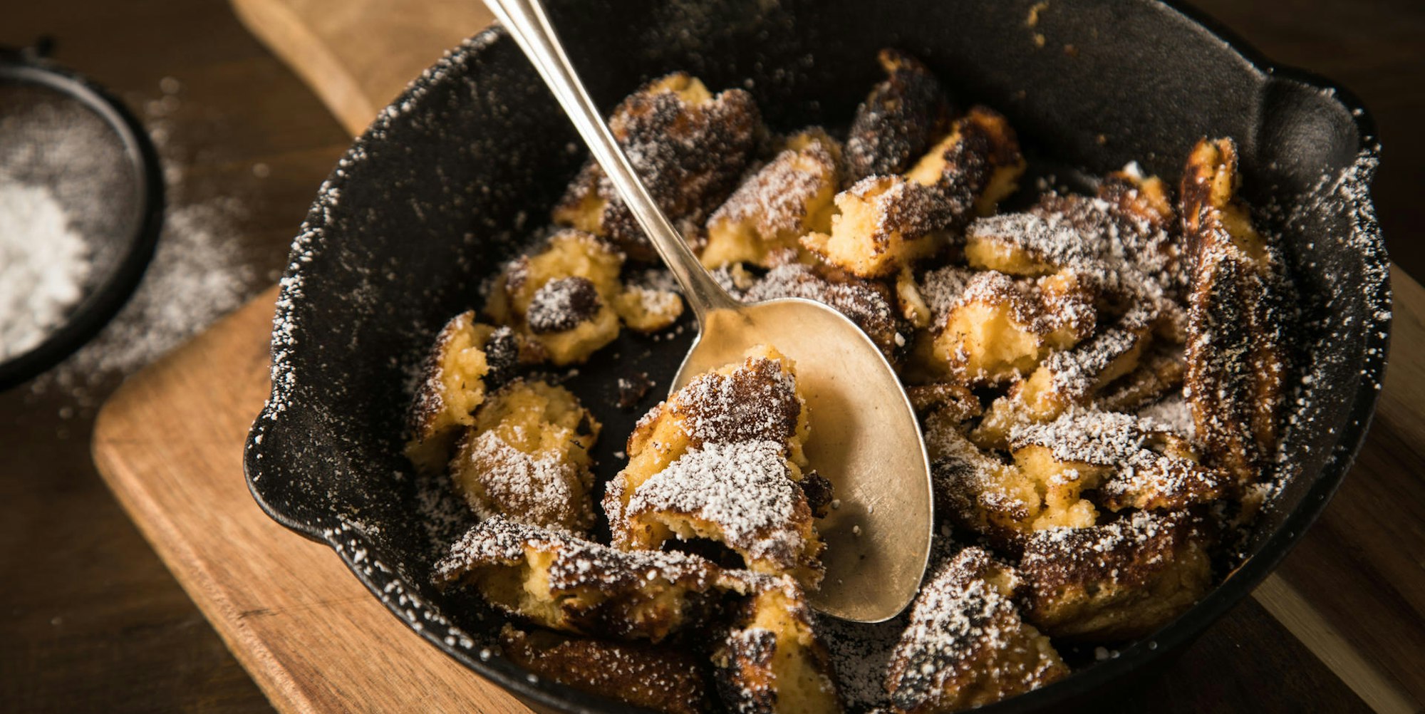 kaiserschmarrn in schwarzer bowl